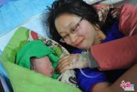 Китаянка родила ребенка прямо на выходе из метро