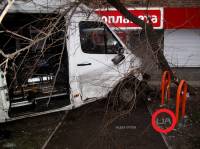 В центре Киева такси протаранило маршрутку с 18 пассажирами. Микроавтобус чудом не впечатался в магазин