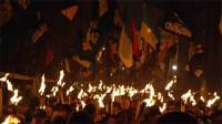 В Сети появилось видео о том, как участники факельного шествия «Свободы» пытаются поджечь гостиницу в центре Киева
