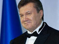 Янукович посетил литургию в Лавре. Разумеется, в компании Азарова и Рыбака