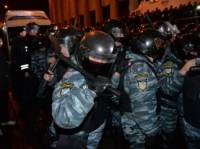 За драку возле Киево-Святошинского суда завели дела и на «беркутовцев», и на митингующих
