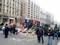 На Майдан пришли какие-то люди, чтобы сломать баррикаду. Сказали, что просто хотели навести порядок