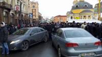 Участники Автомайдана двинули к резиденции Януковича. «Титушки» и гаишники пытаются всячески помешать