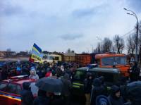 КамАЗы с песком перегородили участникам Автомайдана путь к резиденции Януковича