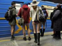 Мода на езду в метро без штанов докатилась и до Киева