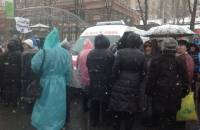 Киевлянки, «которым мешают жить» пытались разобрать баррикаду возле КГГА