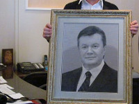 15 детишек с Тернопольщины 2 месяца вышивали портрет Януковича