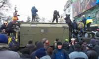 Протестующие подошли к милицейскому кордону на Грушевского и залазят на грузовики. Милиция пока выжидает