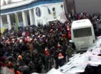 Митингующие подожгли второй милицейский автобус. В ход пустили водомет