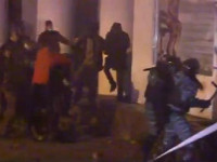 Участники столкновений на Грушевского, укрываясь от милиции, переворачивают машины