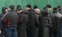 Несколько сотен «титушек» выстроились у «Арсенальной» и ждут своего часа