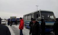В Ровенской области активисты уже три часа блокируют автоколонну «Беркута»
