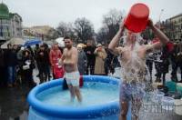 Во Львове участники местного Евромайдана ныряли в бассейн с ледяной водой