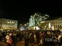 Люди прибывают на улицу Грушевского в Киеве. Михайловский собор бьет в набат