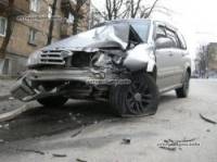 В Киеве модный внедорожник серьезно пострадал из-за прорвавшей трубы