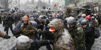 «Беркут» начал разбирать баррикады на Грушевского. Фоторепортаж с места событий