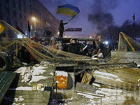 Манифестанты восстанавливают баррикады на Грушевского