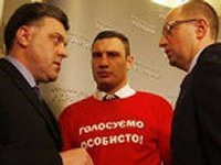 Оппозиция вышла из Администрации Президента после трехчасовых переговоров с Клюевым и отправилась на Майдан