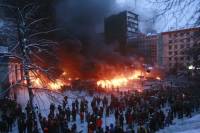 Грушевского полностью в огне.  Возле гостиницы «Днепр» возводят вторую линию баррикад