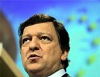 Янукович пообещал Баррозу не вводить в Украине чрезвычайное положение