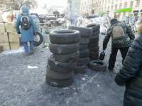 На Грушевского готовят «коктейли Молотова», запасаются камнями и ждут новой атаки. Фото с места событий