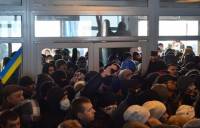 В Ровно протестующие взяли штурмом облгосадминистрацию