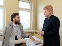 Президент Литвы навестила евромайдановцев, пострадавших во время столкновений в Киеве