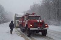 Снежные ловушки расставлены по всей Украине. Спасатели героически с ними борются