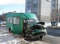 В Луганске микроавтобус отфутболил маршрутку в столб. Есть пострадавшие