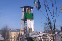Последняя сводка с Евромайдана: на Институтской появилась смотровая вышка и самодельные «ежи»