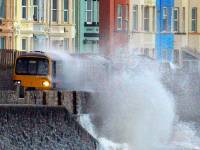 В Британии шторм полностью уничтожил железнодорожное полотно