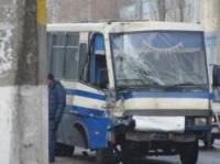 В Одессе водитель автобуса не справился с управлением и влетел в столб. Благо, жертв удалось избежать