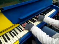 На Майдане проходит фортепианный концерт для «Беркута»