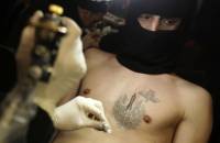 Евромайдан нынче в тренде. В Украинском доме народ начал массово делать тату с символами противостояния