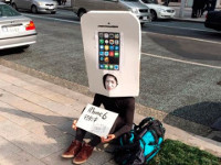 Японец занял место в очереди за iPhone 6, который в лучшем случае появится лишь осенью