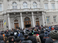 Во всех районах Львова приостановили на час работу школы и вузы, а также частные предприятия. На улицы вышли тысячи людей /стачком/