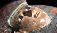 Археологи нашли уникальный деревянный саркофаг, украшенный... перьями