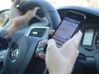 Гаишники убедительно просят водителей не пользоваться телефонами во время вождения