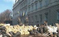 Коммунальщики разобрали баррикаду у здания Львовской ОГА