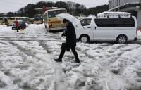 Небывалые снегопады обрушились на центр Японии. Сотни автомобилей оказались в ловушке, десятки человек погибли