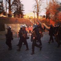 Активисты предоставили фото-доказательство того, что силовиков вооружили автоматами Калашникова