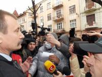 Глава Черновицкой ОГА Папиев, чтобы остановить кровопролитие, прямо на улице написал заявление об отставке