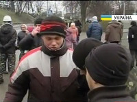На Черкасчине активисты блокируют десятки автобусов с «титушками», рвущимися в Киев
