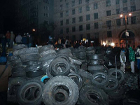 На Майдане кипит работа - люди укрепляют баррикады со всех сторон, пьют чай и общаются