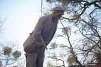 Пошла волна. По всей Украине народ массово сносит памятники Ленину