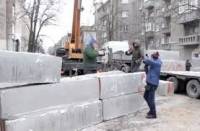 На углу Липской и Институцкой начали разбирать бетонные баррикады