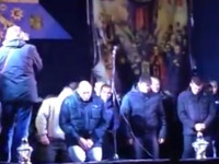 Львовский «Беркут» на местном Майдане просил у людей прощения на коленях