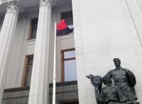 У стен ВРУ один из флагов Украины заменили на красно-черный
