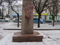 В Житомире «Правый сектор» сбросил с постамента памятник Карлу Марксу
