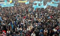 Ситуация в Крыму накаляется. Около 10 тысяч крымских татар заняли все подходы к  зданию парламента